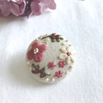 お花の刺繍ブローチ キナリ