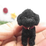 犬　トイプードル４つ足立ち　イヤホンジヤック、ストラップ、ドールハウスに