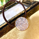 エレガントなローズホワイトのシェル　レジンのヘアゴム 春の花見　桜カラー