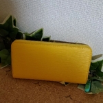 ラスト1 長財布 エピレザー ジッピーウォレット ラウンドファスナー 牛革 革財布 イエロー レディース財布