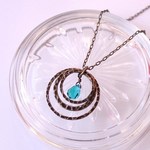 エメラルドビーズのフープリング秋色ネックレス
