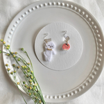 ぶら下がりビションとりんご　刺繍耳飾り