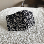 ブラックベース　アイボリー刺繍レース生地の立体マスク
