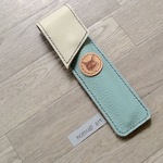   ターコイズブルー×アイボリー komugiart オリジナル猫顔  2本ぐらい入る本革スリムペンケース