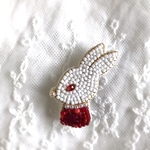 うさぎ　赤い服　ビーズ刺繍ブローチ