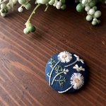 【ブローチorヘアゴムorパッチンピン】刺繍  コスモス (ブルー)