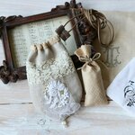 アンティークレース*お守り袋＊ラベンダーサシェ*お守り入れ*手刺繍*アクセサリー、キーケースにも