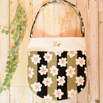 売り切りセール！内ポケットいっぱいワンショルダードロップバッグ　タック入り　北欧風花柄×カーキ系