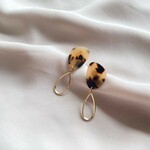 ベージュべっ甲としずくのピアス/イヤリング