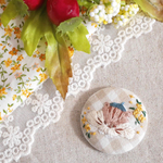 ベレー帽リスさん×金木犀の手刺繍 くるみボタンブローチ