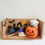 【ハロウィン飾り】大きなかぼちゃに登るコロンとおばけちゃん