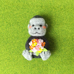 お花を抱えたゴリラさんのブローチ