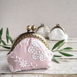 aiyan716様ご予約品　スモーキーピンクのレース刺繍がま口アクセサリーポーチL