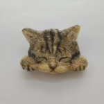 寝ん猫ブローチ（キジトラ）