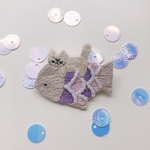 【9/20 19時〜販売】魚に乗る猫の刺繍ブローチ・パープル