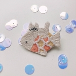 魚に乗る猫の刺繍ブローチ・オレンジ