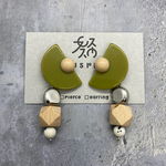 2way・くすみグリーンのゆらゆらピアス/イヤリング