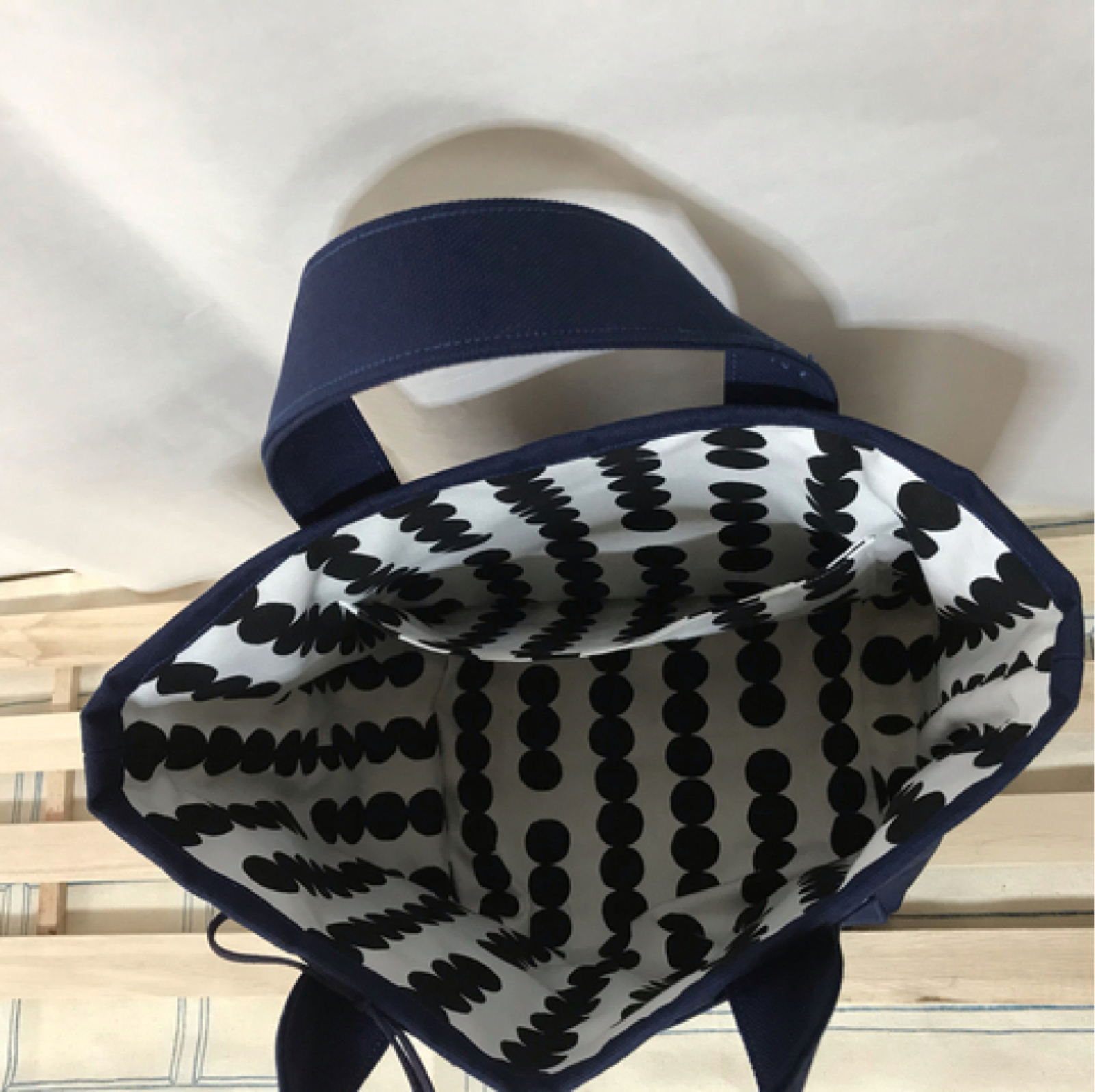 ビーズ刺繍チャーム付き ミニトートバッグ（ネイビー） - Motto Motte 