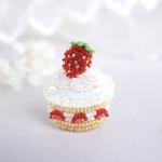 いちごケーキのビーズ刺繍ブローチ【受注制作】