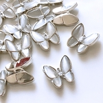 バラ売りOK🦋No.B77、蝶々、蝶、ちょうちょ、アイスグレー、2個組、300円