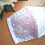【新作❤️】秋におすすめ　レースマスク　白(裏ピンク色)　小花柄　刺繍　刺繍レース　刺繍マスク　秋用マスク　秋マスク　手作りマスク　白マスク　おしゃれマスク　かわいいマスク　　　　