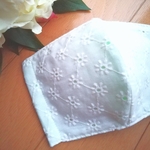 【新作❤️】秋におすすめ　レースマスク　白(裏黄緑色・水玉)　小花柄　刺繍　刺繍レース　刺繍マスク　秋用マスク　秋マスク　手作りマスク　白マスク　おしゃれマスク　かわいいマスク　　　　