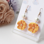 つまみ細工　オレンジのお花とコットンパールのピアス