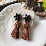 つぶつぶ黒い木の実とタッセルピアス／イヤリング