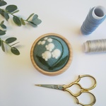 羊毛フエルト刺繍のころりんピンクッション（すずらん、グレイッシュブルー）
