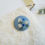 羊毛フエルト刺繍のブローチ（草花、サックスブルー）