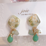 レジンアクセサリー　ホワイトのドライフラワーとみどりのビーズのイヤリングピアス