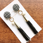 【ブラック】グレンチェックくるみボタン×タッセルのイヤリング・ピアス