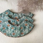 【LIBERTY Lasendy】botanical print bib with ponpon
