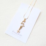 ボタニカルのフラワーＢと白い小花（勿忘草）♡華奢なチェーンネックレス♪～胸元にご褒美を～