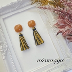 スクエアカボションとタッセルのピアス