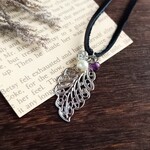 本革紐×木の実リーフのネックレスペンダント(シルバー)