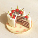 ドールハウス☆ミニチュア☆さくらんぼとブルーベリーのショコラショートケーキ☆