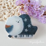 シマエナガとピアノのブローチ