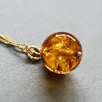 【再入荷・限定数のみ】　大粒　バルティックアンバー(琥珀）ラウンド　キラキラクラック入り　一粒　14kgf50cmネックレス 