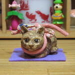 根付風　猫のカードスタンド　敷物付（紫）