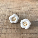 白いお花の耳飾り (受注販売)
