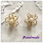 人気❣️🌼 ワイヤーフラワーのミニパールの樹脂ポストピアス 🌟