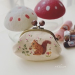 ＊どんぐりを持ったリスさんがま口＊手刺繍