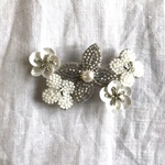 ビーズ刺繍ブローチ 花かざり
