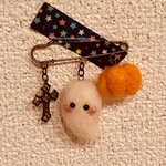 羊毛　オバケピンバッジ