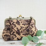 カフェオレ色の総刺繍がま口ポーチバック