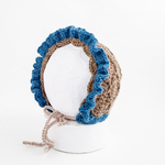 【S】後ろ姿までかわいい手編みのふりふり花咲ボンネット【受注制作】 カフェオレ×ベージュ×ブルー ande.nutteru/アンデヌッテル