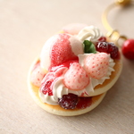 白いちごベリーパンケーキのバッグチャーム　スイーツデコ