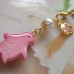 ◇400　桜色🌸ぺんぎんとパールのストラップ🐧(イヤホンジャック）