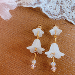 白いお花のイヤリング、ピアス